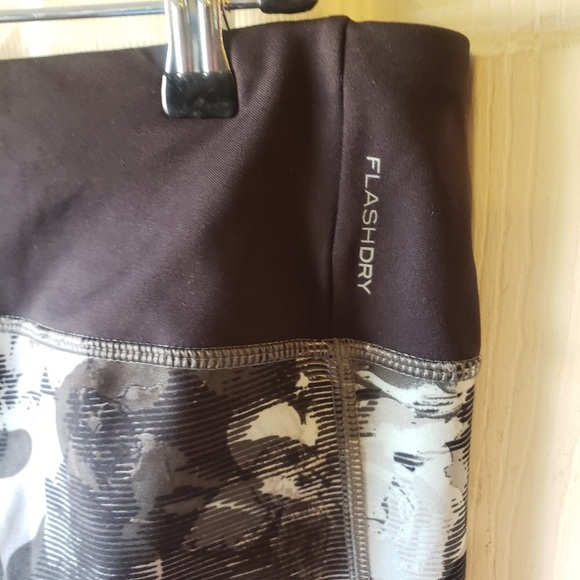 The North Face FLASHDRY Black Gray Floral Crop Leggings Sz L - Picture 5 of 9